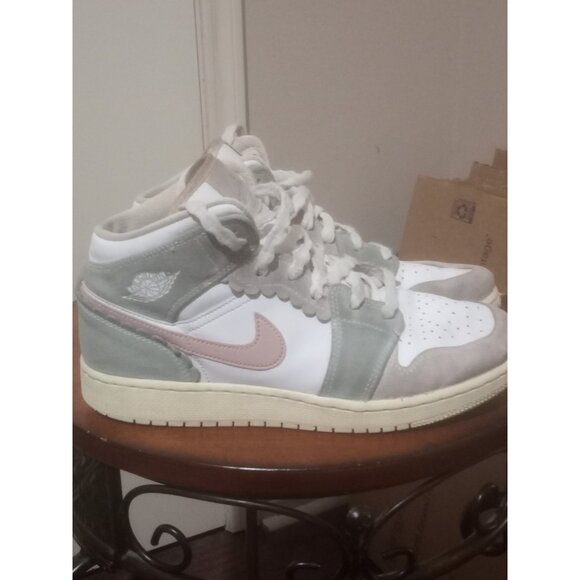 Nike Air Jordan 1 Shoes Size Women 8.5 /7Y Retro Scalloped Edge Pink DZ5361-100 - Picture 1 of 13